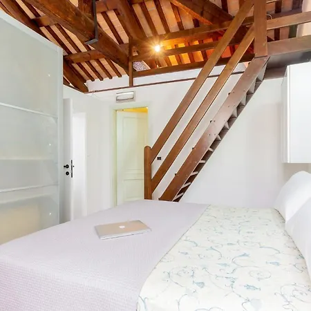 Duplex In Centro Con Posto Auto Privato アパート フェラーラ